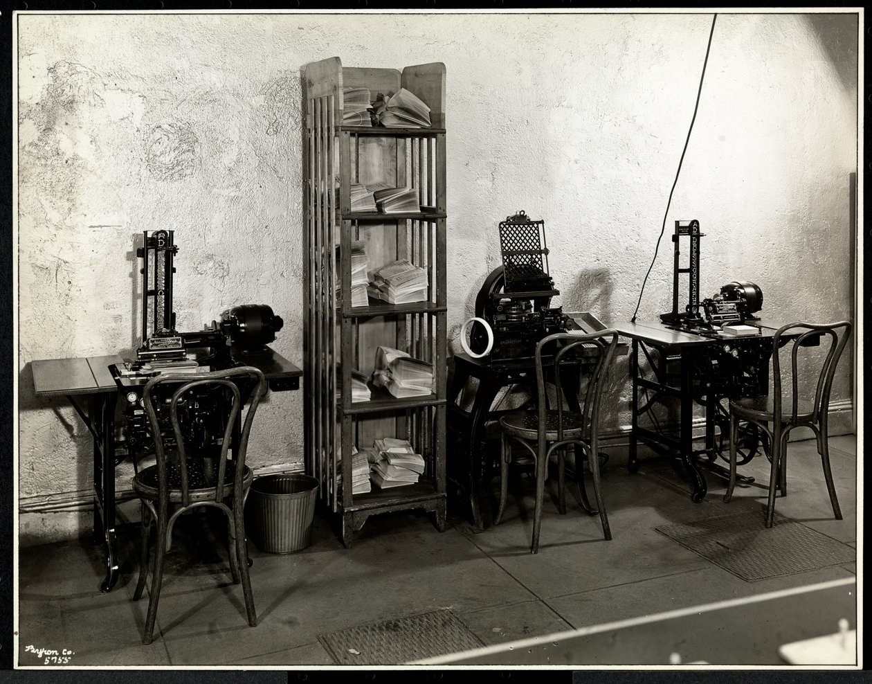 Três máquinas de endereçamento no escritório da lavanderia Carolyn na 111 East 128th Street, East Harlem, Nova York, 1929 (impressão em gelatina de prata) de Byron Company