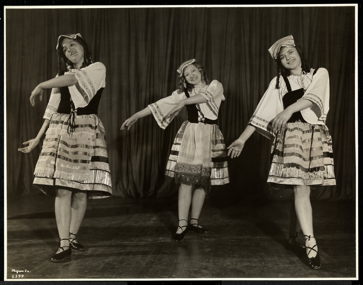 Três, cego, mulheres jovens, em, traje, dançar, fase, em, um, jogo, em, a, associação nova iorque, para, a, cego, nova iorque, 1931, (silver, gelatin, imprime) de Byron Company