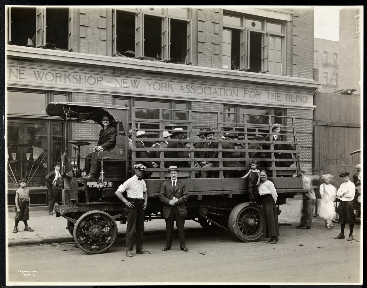 Caminhão de homens cegos prontos para partir para um piquenique do Bourne Memorial Building, Nova York, 1920 (impressão de gelatina de prata) de Byron Company