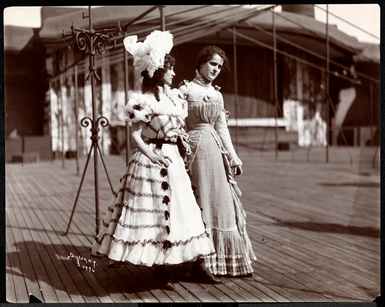 Duas atrizes em traje ensaiando no telhado do que é provavelmente o New York Theatre, Nova York, 1900 (impressão de gelatina de prata) de Byron Company