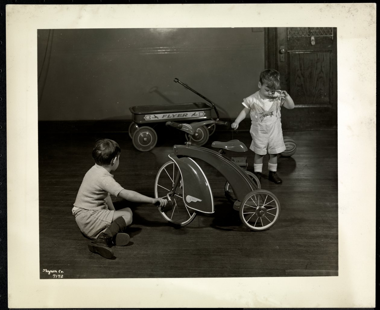 Dois cegos, deficientes visuais, meninos, tocando, com, um, triciclo, e, vermelho, vagão, em, a, nova iorque, associação, para, a, cego, 111, leste, 59th, rua, nova iorque, 1937, (silver, gelatin, imprime) de Byron Company