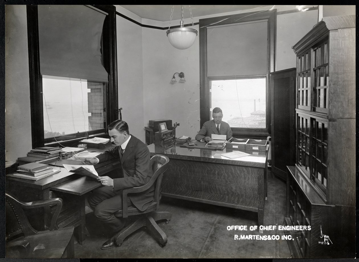 Dois homens no escritório dos engenheiros-chefes da R. Martens e Co. Inc, Nova York, 1916 ou 1917 (impressão em gelatina de prata) de Byron Company