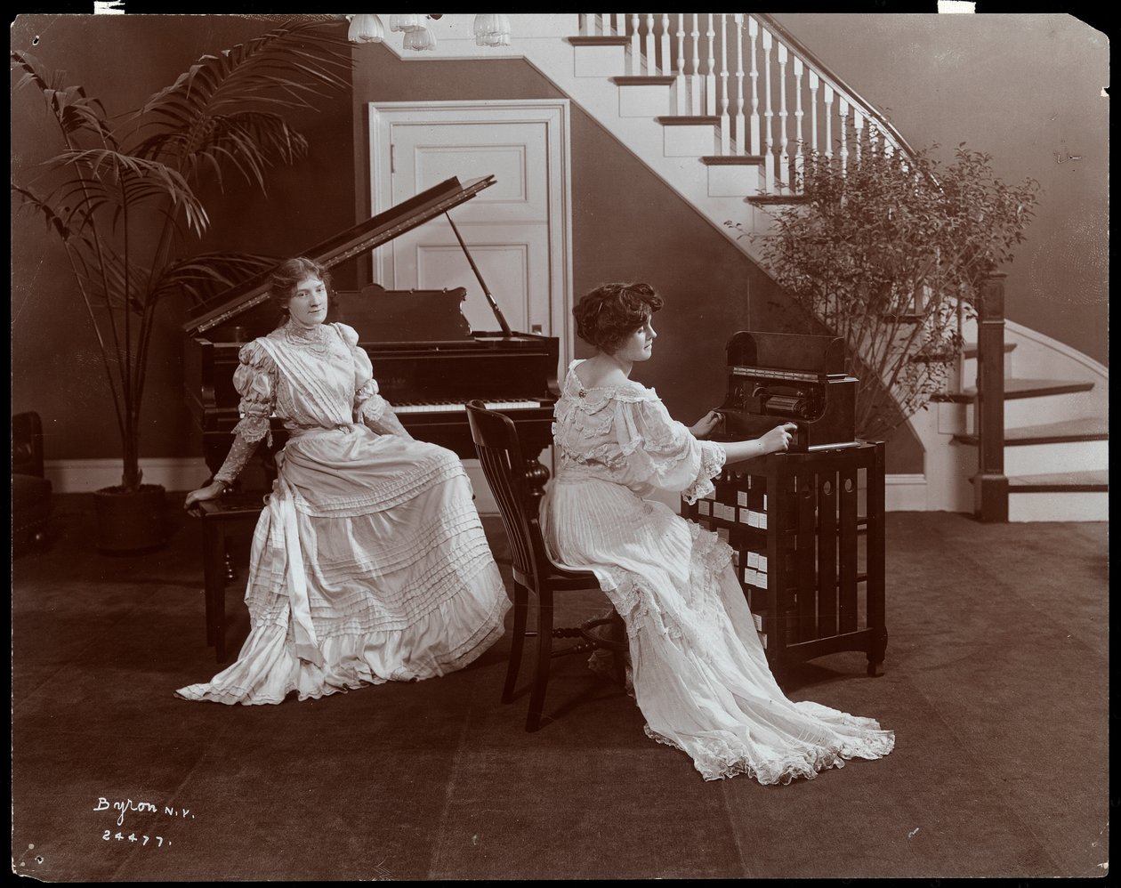 Duas mulheres com um piano e equipamento de gravação, 1907 (impressão de gelatina de prata) de Byron Company