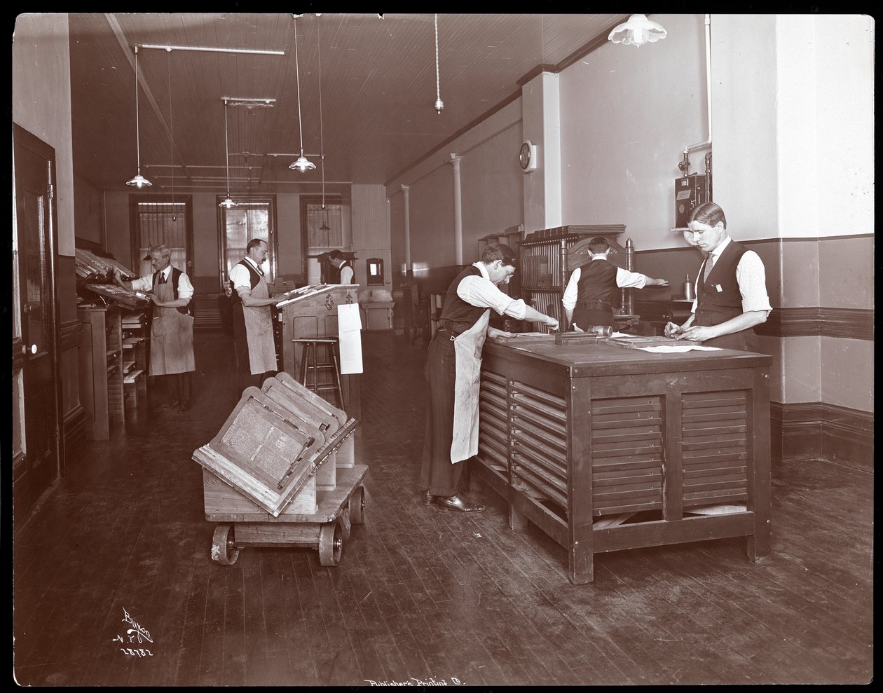 Tipógrafos que trabalham na Publisher&39;s Printing Co., Nova York (impressão em gelatina de prata) de Byron Company