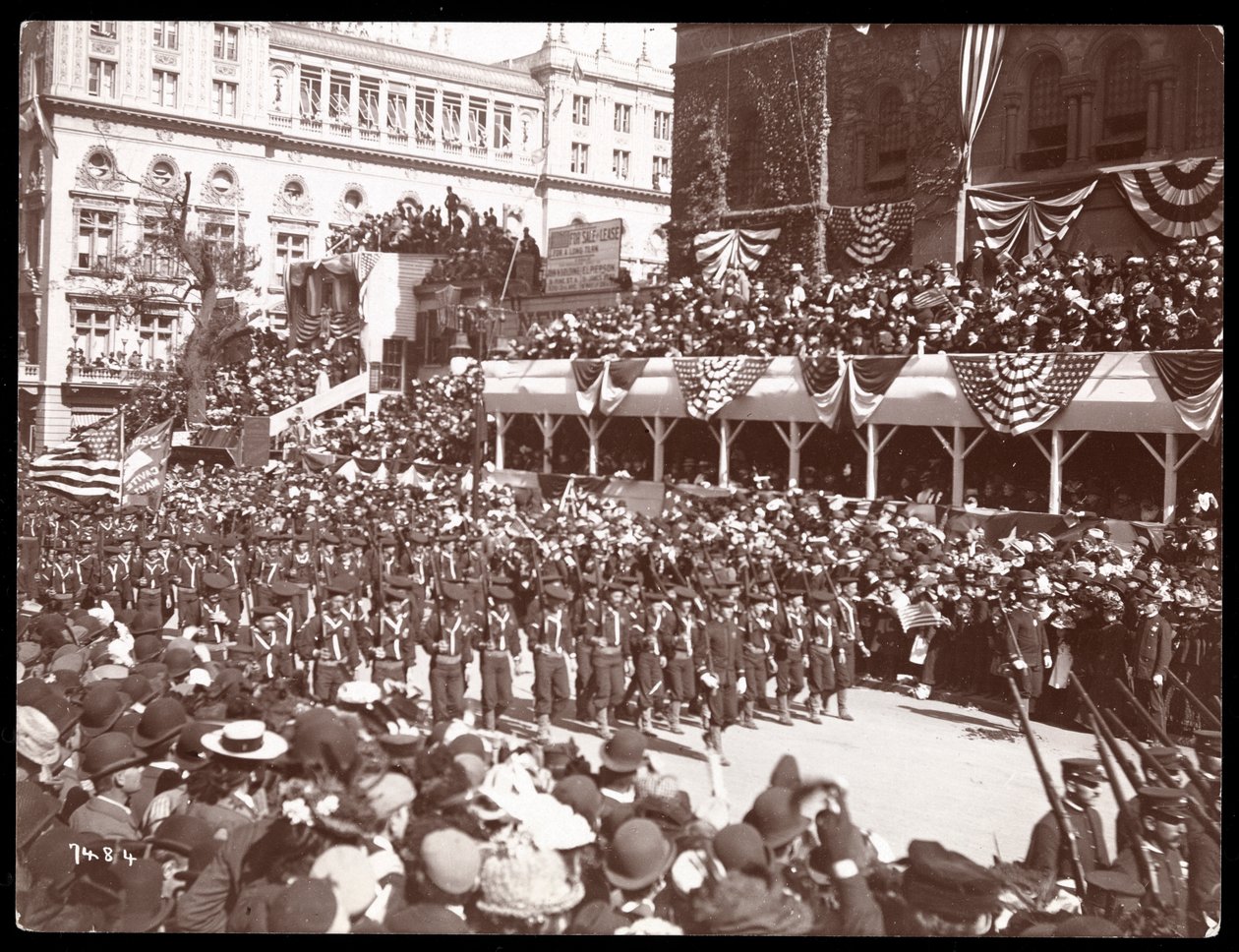 Vista de cima da multidão e um grupo militar marchando no Dewey Parade na Quinta Avenida, Nova York, 1899 (impressão de gelatina de prata) de Byron Company