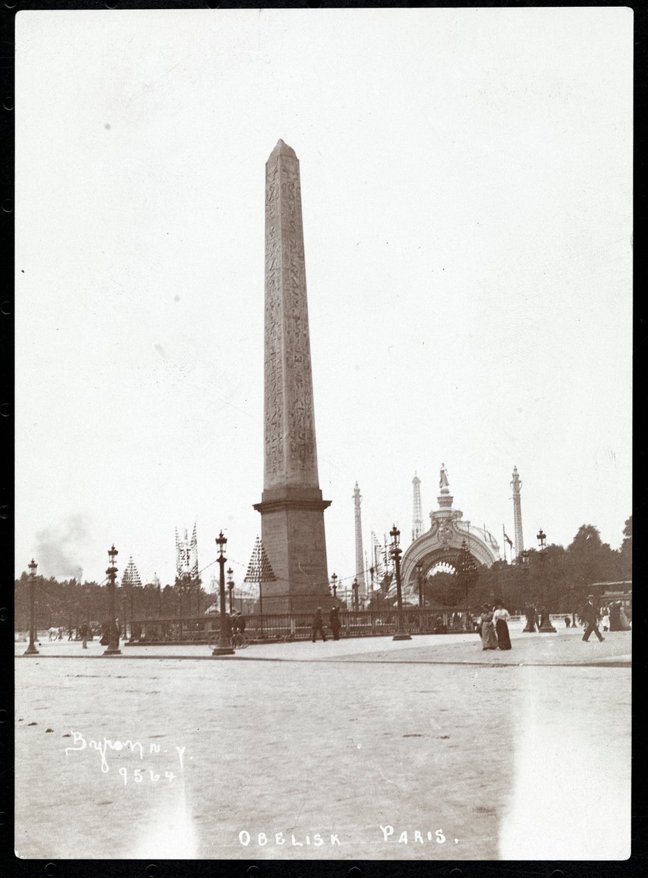 Vista da Agulha de Cleópatra, Paris, 1900 (impressão em gelatina de prata) de Byron Company