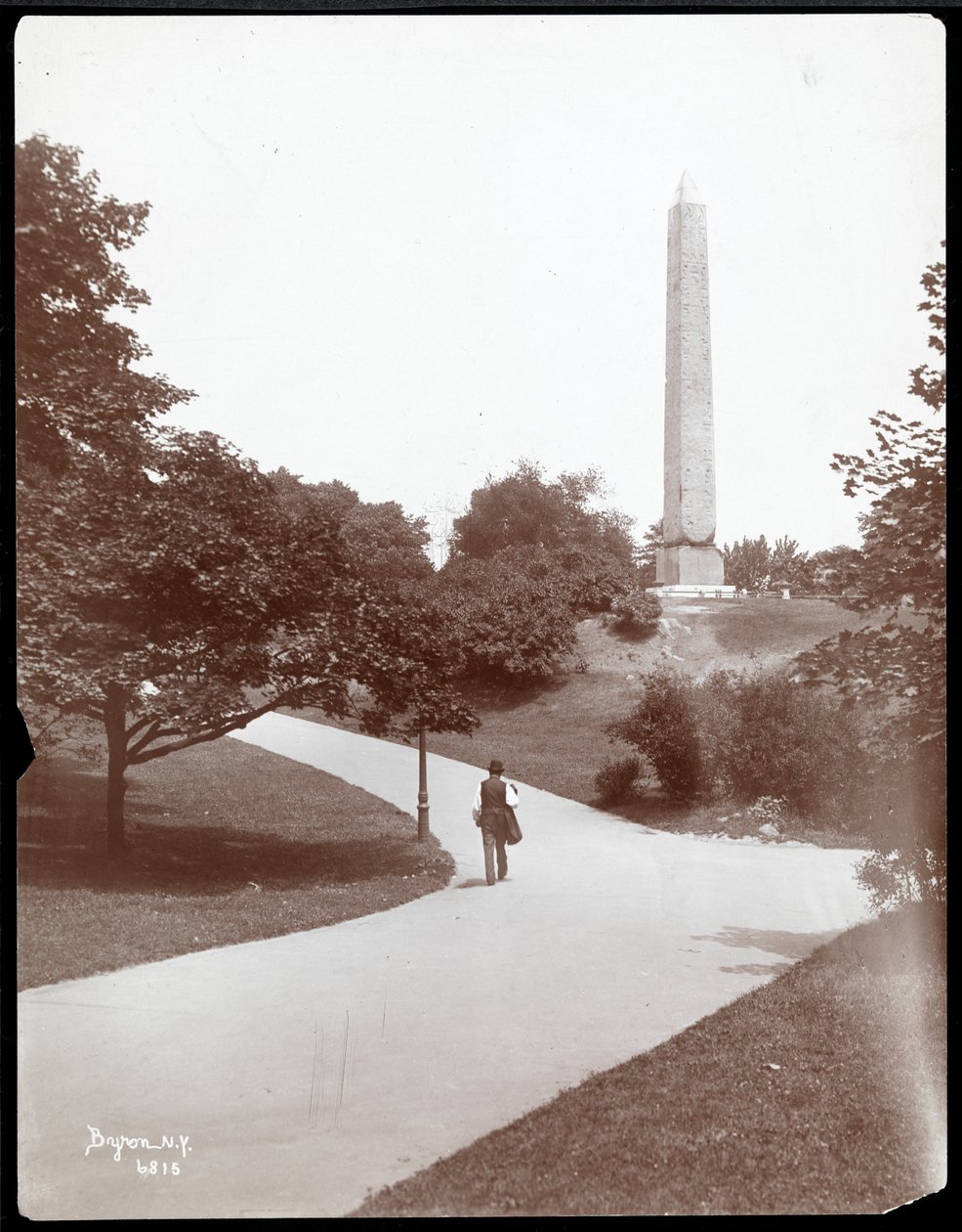 Vista da agulha de Cleópatra no Central Park, Nova York, 1899 (impressão em gelatina de prata) de Byron Company