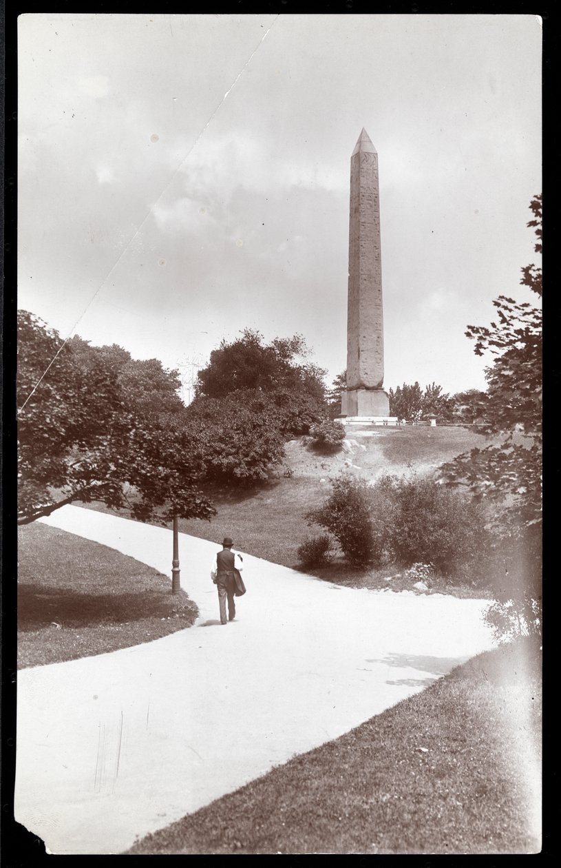 Vista da agulha de Cleópatra no Central Park, Nova York, 1899 (impressão em gelatina de prata) de Byron Company