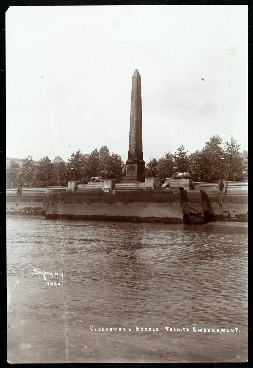 Vista da agulha de Cleópatra no aterro do Tamisa, Londres, 1900 (impressão em gelatina de prata) de Byron Company