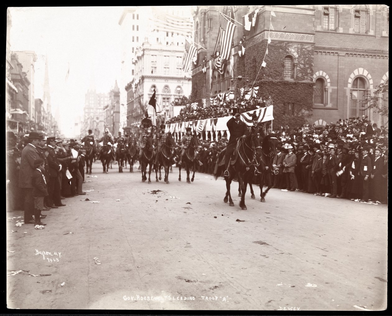 Vista do governador Theodore Roosevelt liderando a Tropa A no Dewey Parade na Quinta Avenida, Nova York, 1899 (impressão em gelatina de prata) de Byron Company