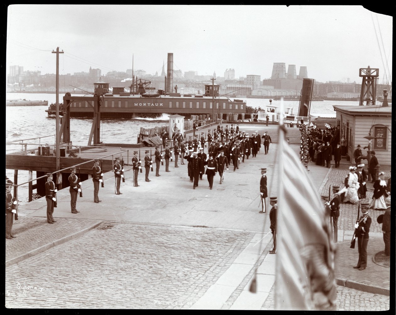 Vista do Príncipe Luís de Battenberg chegando à Ilha do Governador com o almirante Robley Evans durante sua visita a Nova York, 1905 (impressão de gelatina de prata) de Byron Company