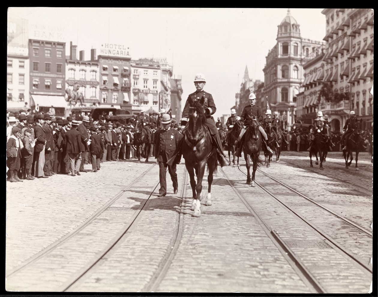 Vista de uma parada da polícia de Nova York na Union Square, Nova York, 1898 (impressão de gelatina de prata) de Byron Company