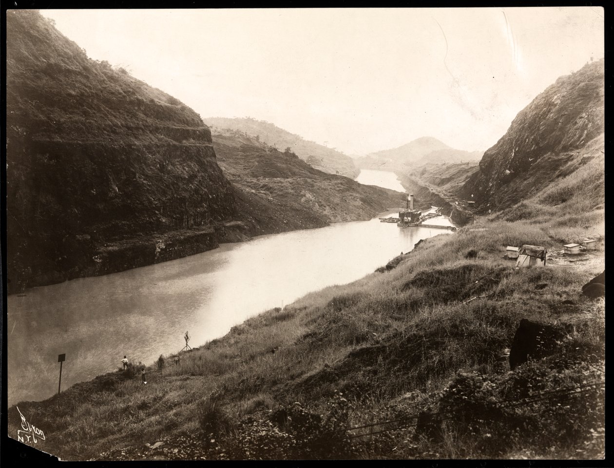Vista de uma parte recentemente escavada do Canal do Panamá durante a construção, 1912 ou 1913 (impressão de gelatina de prata) de Byron Company