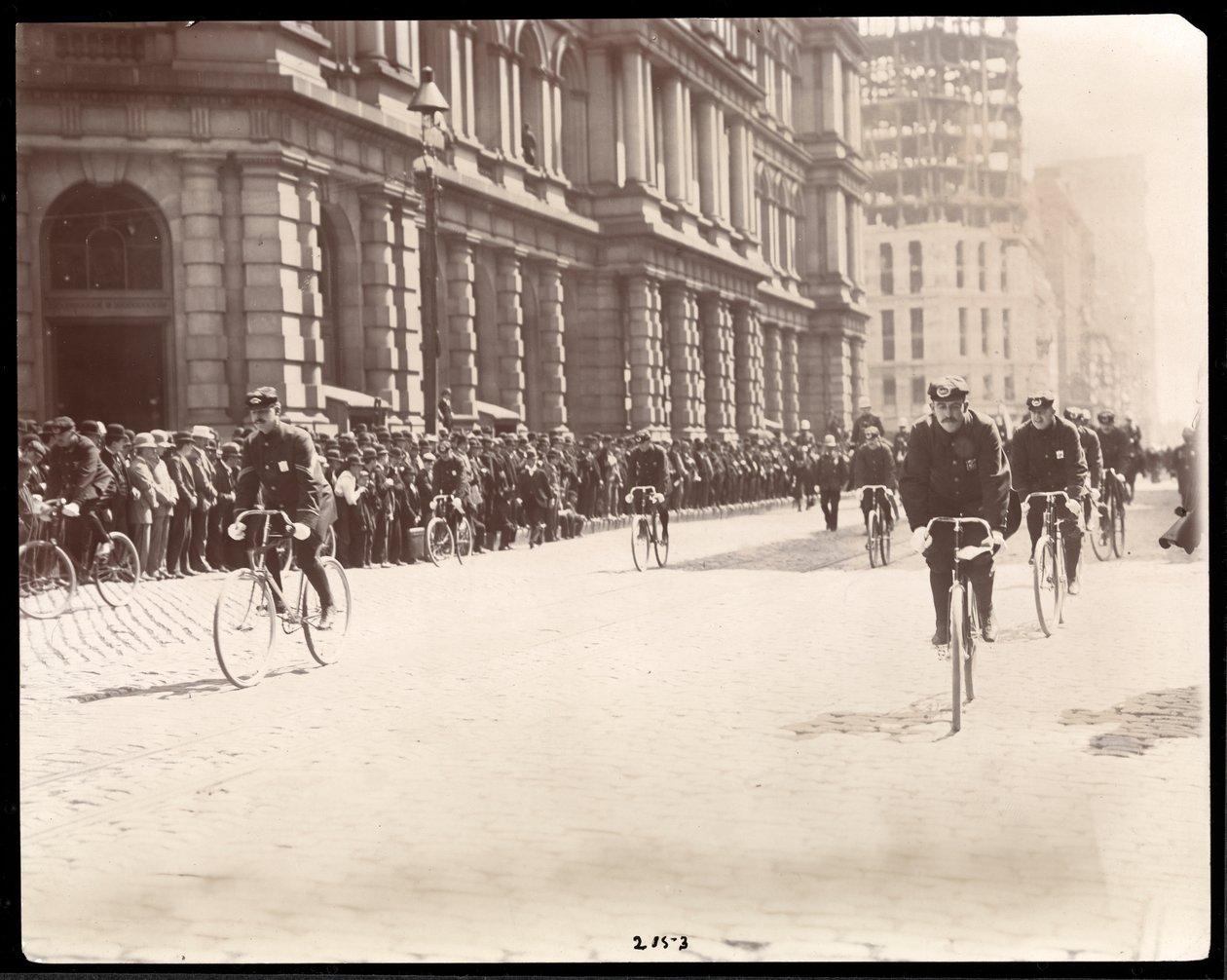 Vista de um grupo de ciclistas militares (impressão de gelatina de prata) de Byron Company
