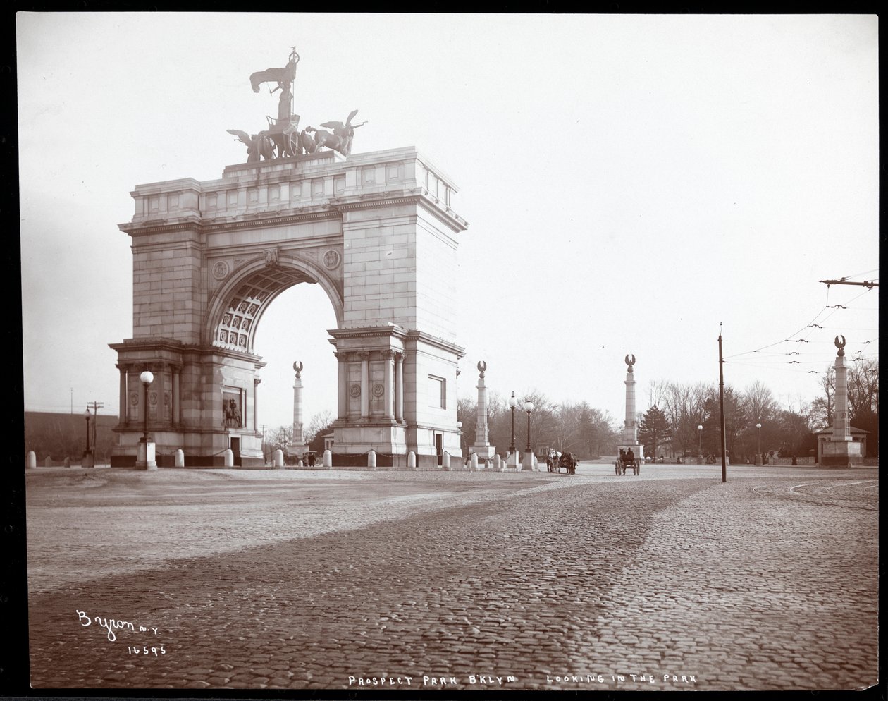 Vista, de, um, horsedrawn, carruagem, em, um, entrada, para, prospectar, parque, brooklyn, 1903, (silver, gelatin, imprime) de Byron Company