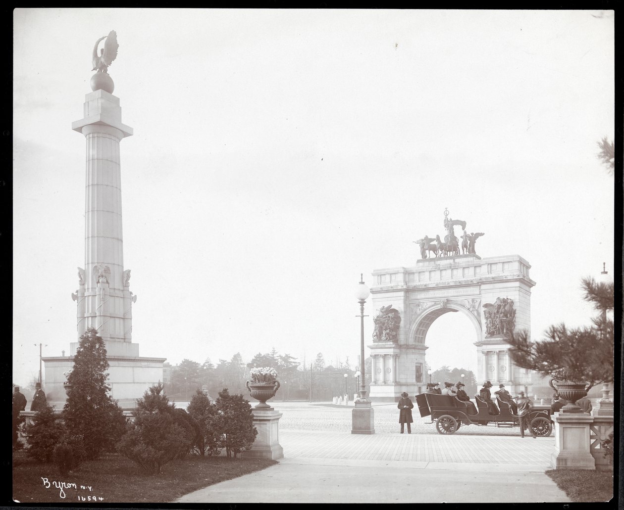 Vista, de, um, horsedrawn, carruagem, em, um, entrada, para, prospectar, parque, brooklyn, 1903, (silver, gelatin, imprime) de Byron Company