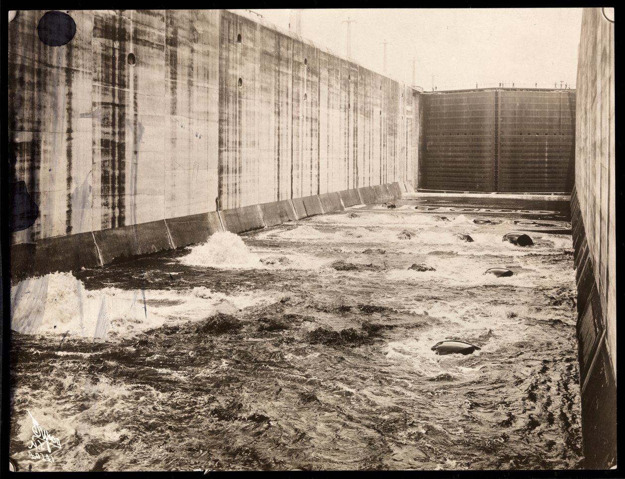 Vista de um bloqueio durante a construção do Canal do Panamá, 1913 (impressão de gelatina de prata) de Byron Company