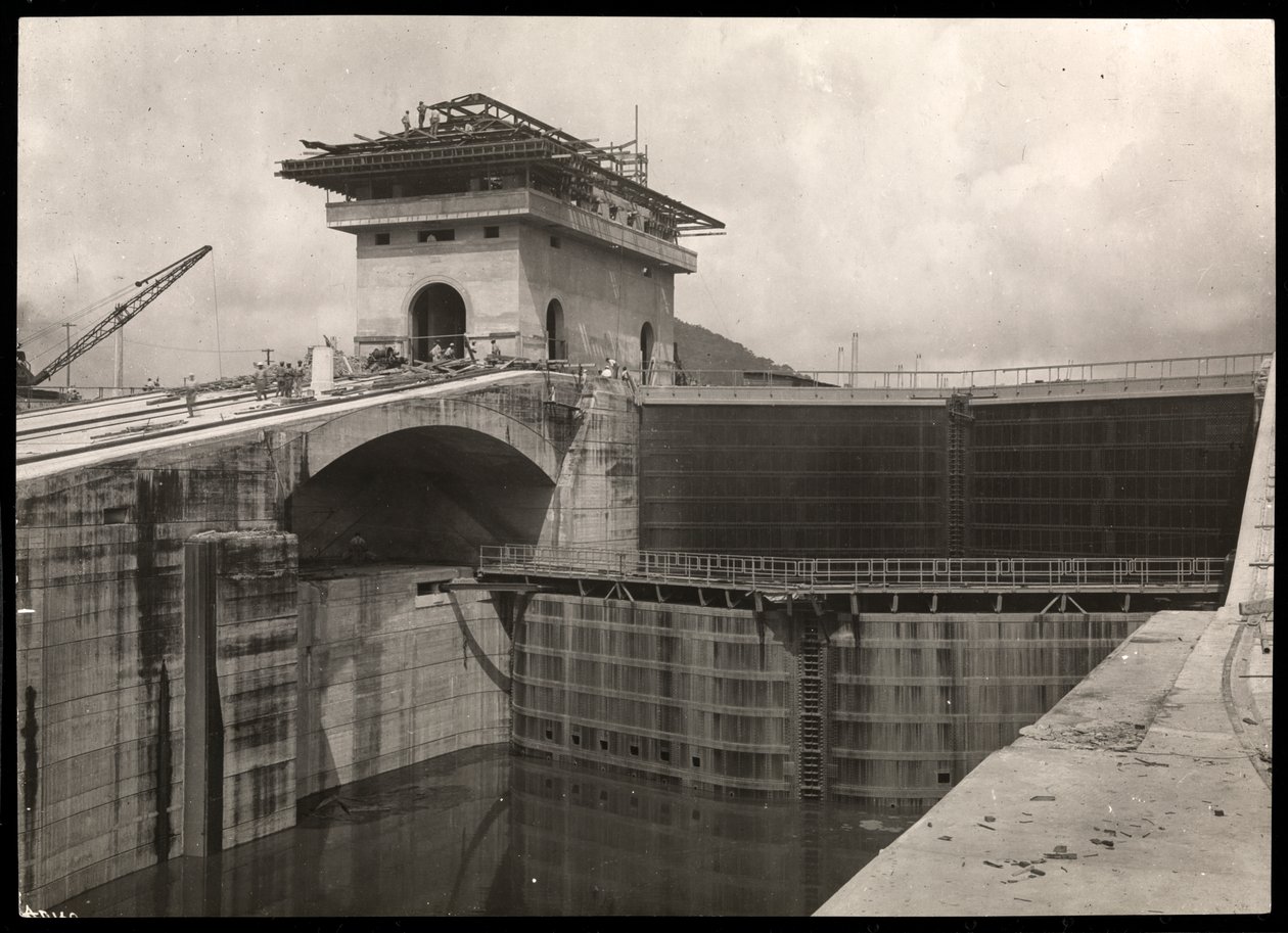 Vista de um bloqueio em construção no Canal do Panamá, 1912 ou 1913 (impressão de gelatina de prata) de Byron Company