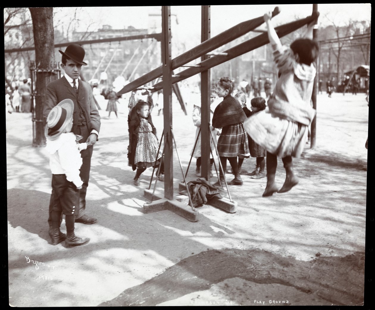 Vista, de, um, homem, supervisionar, crianças, tocando, ligado, equipamento pátio recreio, em, Tompkins, quadrado, parque, ligado, dia mandril, nova iorque, 1904, (silver, gelatin, print) de Byron Company
