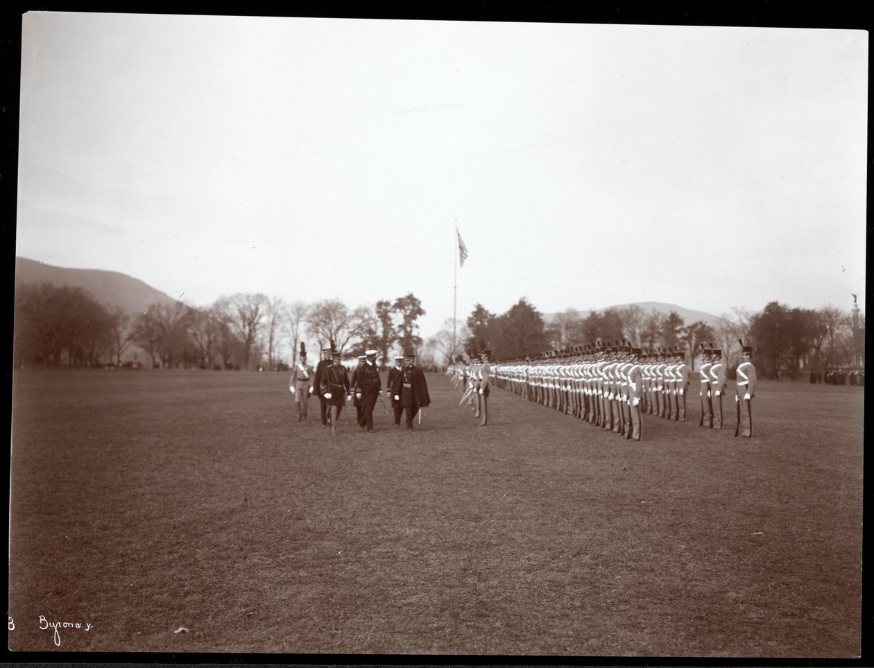 Visão de uma inspeção militar em West Point após a visita do Príncipe Luís de Battenberg, 1905 (impressão em gelatina de prata) de Byron Company