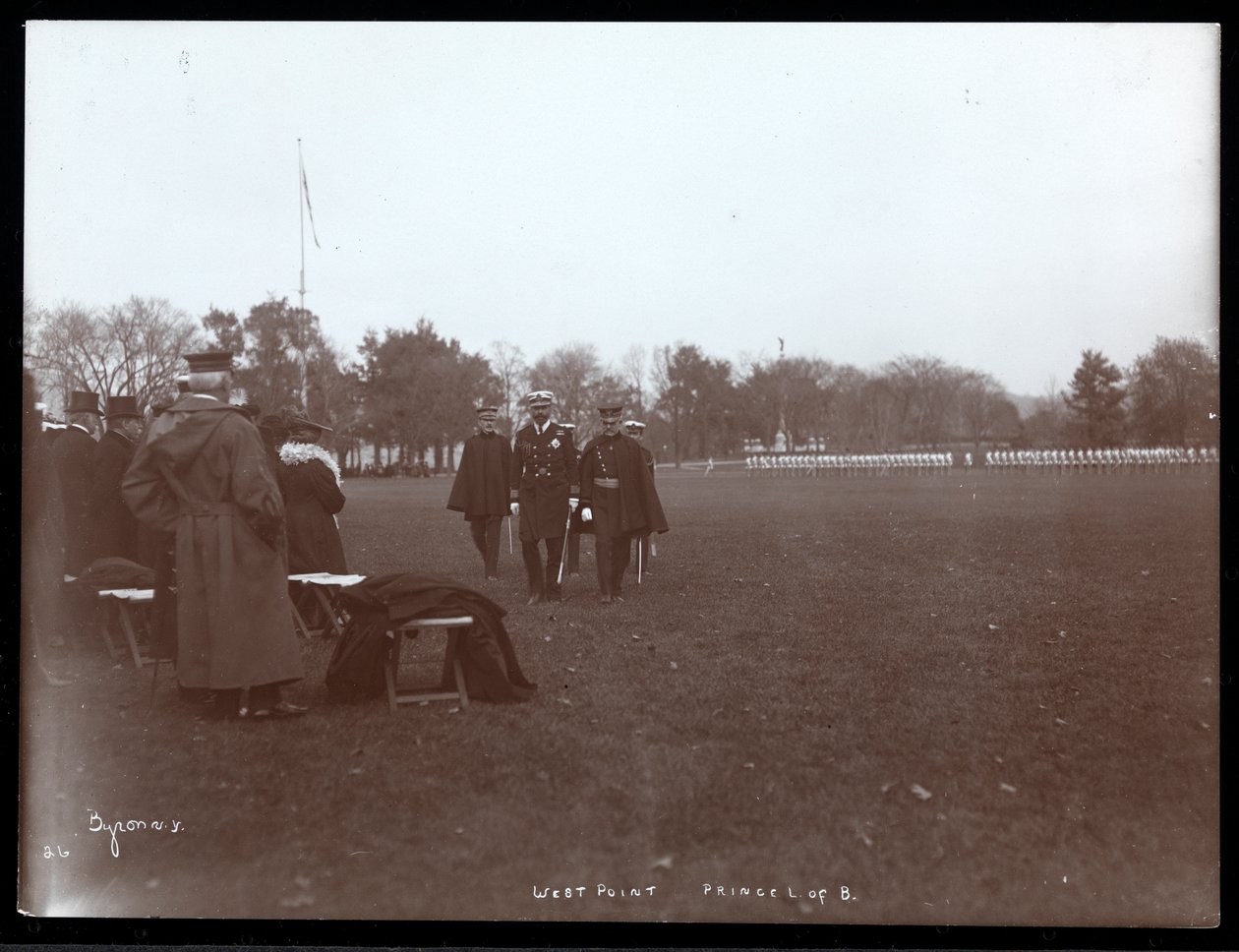 Visão de uma inspeção militar em West Point após a visita do Príncipe Luís de Battenberg, 1905 (impressão em gelatina de prata) de Byron Company