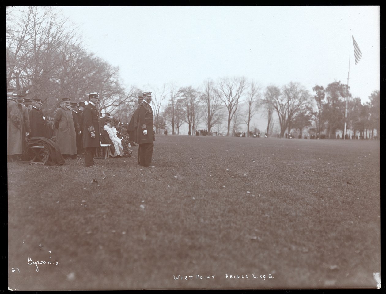 Visão de uma inspeção militar em West Point após a visita do Príncipe Luís de Battenberg, 1905 (impressão em gelatina de prata) de Byron Company