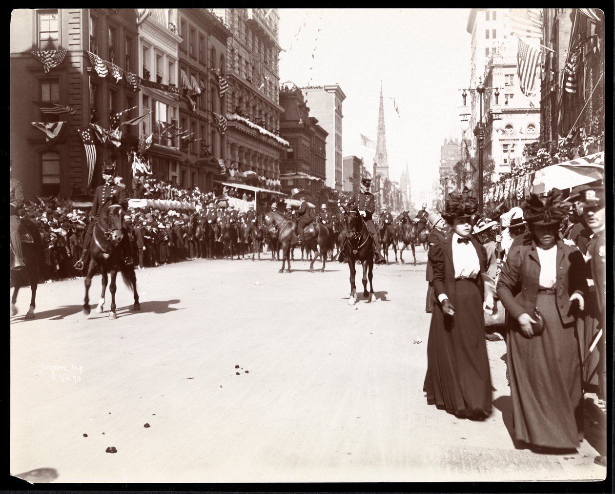 Vista de um grupo militar montado no Dewey Parade na Quinta Avenida, Nova York, 1899 (impressão de gelatina de prata) de Byron Company