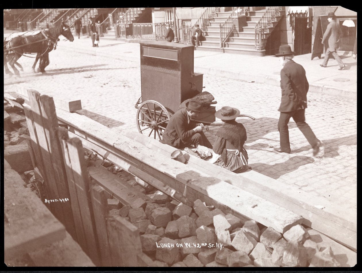 Vista, de, um, rua, organista, e, um, mulher, comendo lunch, ligado, oeste, 42nd, rua, nova iorque, 1898, (silver, gelatin, print) de Byron Company