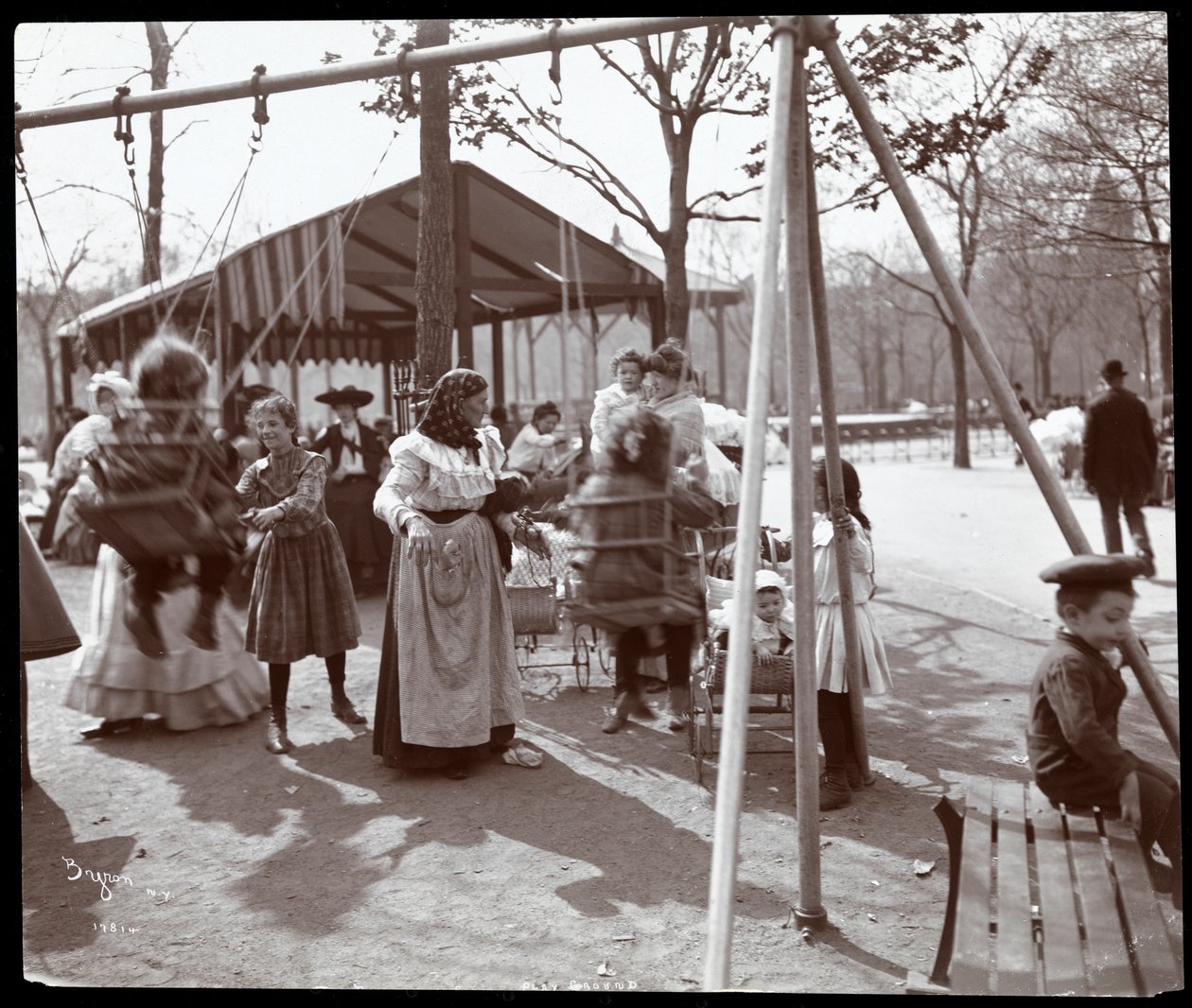 Vista, de, um, mulher, empurrar crianças, ligado, a, balanços, em, Tompkins, quadrado, parque, ligado, dia mandril, nova iorque, 1904, (silver, gelatin, print) de Byron Company