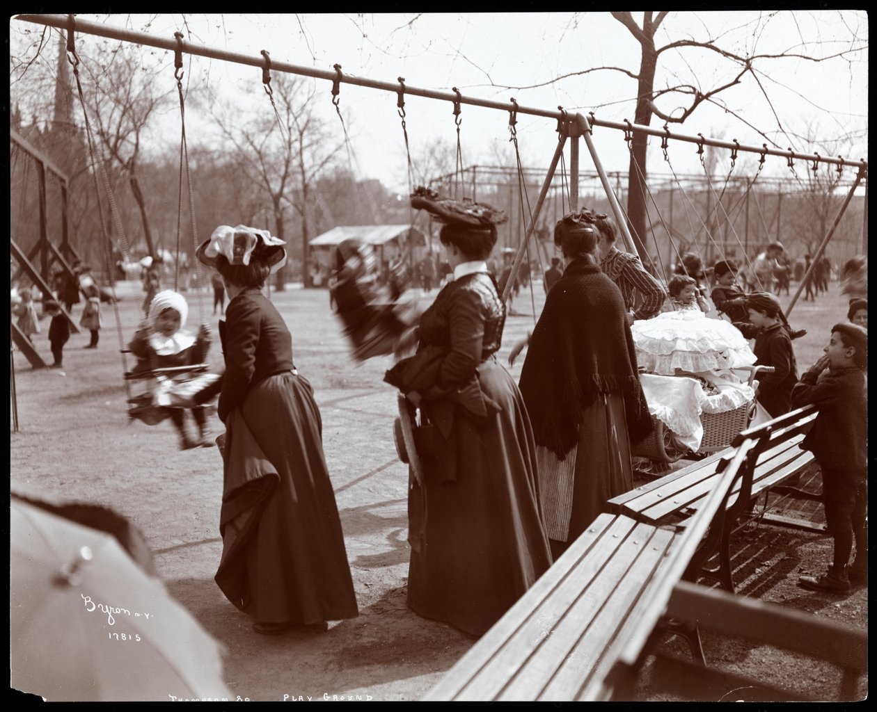 Vista, de, um, mulher, empurrar crianças, ligado, a, balanços, em, Tompkins, quadrado, parque, ligado, dia mandril, nova iorque, 1904, (silver, gelatin, print) de Byron Company
