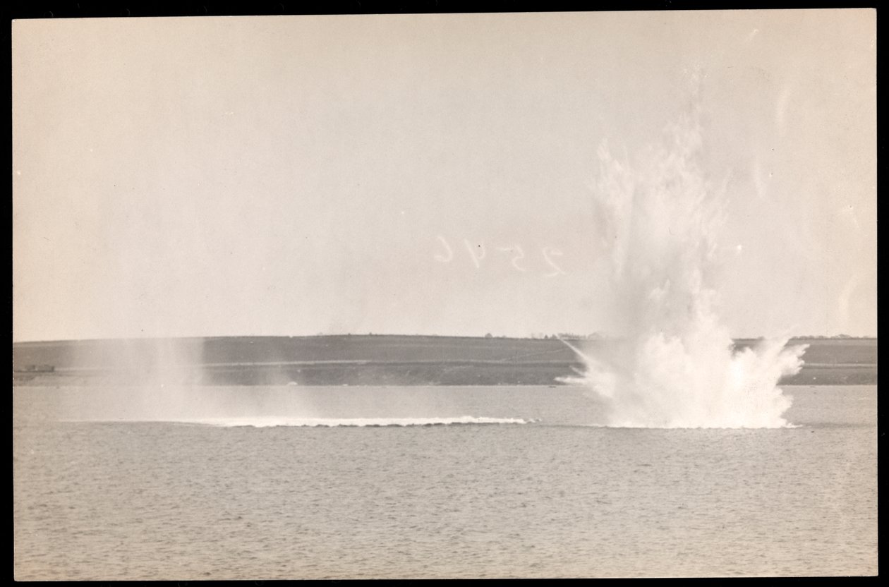 Vista de uma explosão submarina, com a água subindo da superfície, durante a construção do Canal do Panamá, 1913 (impressão de gelatina de prata) de Byron Company