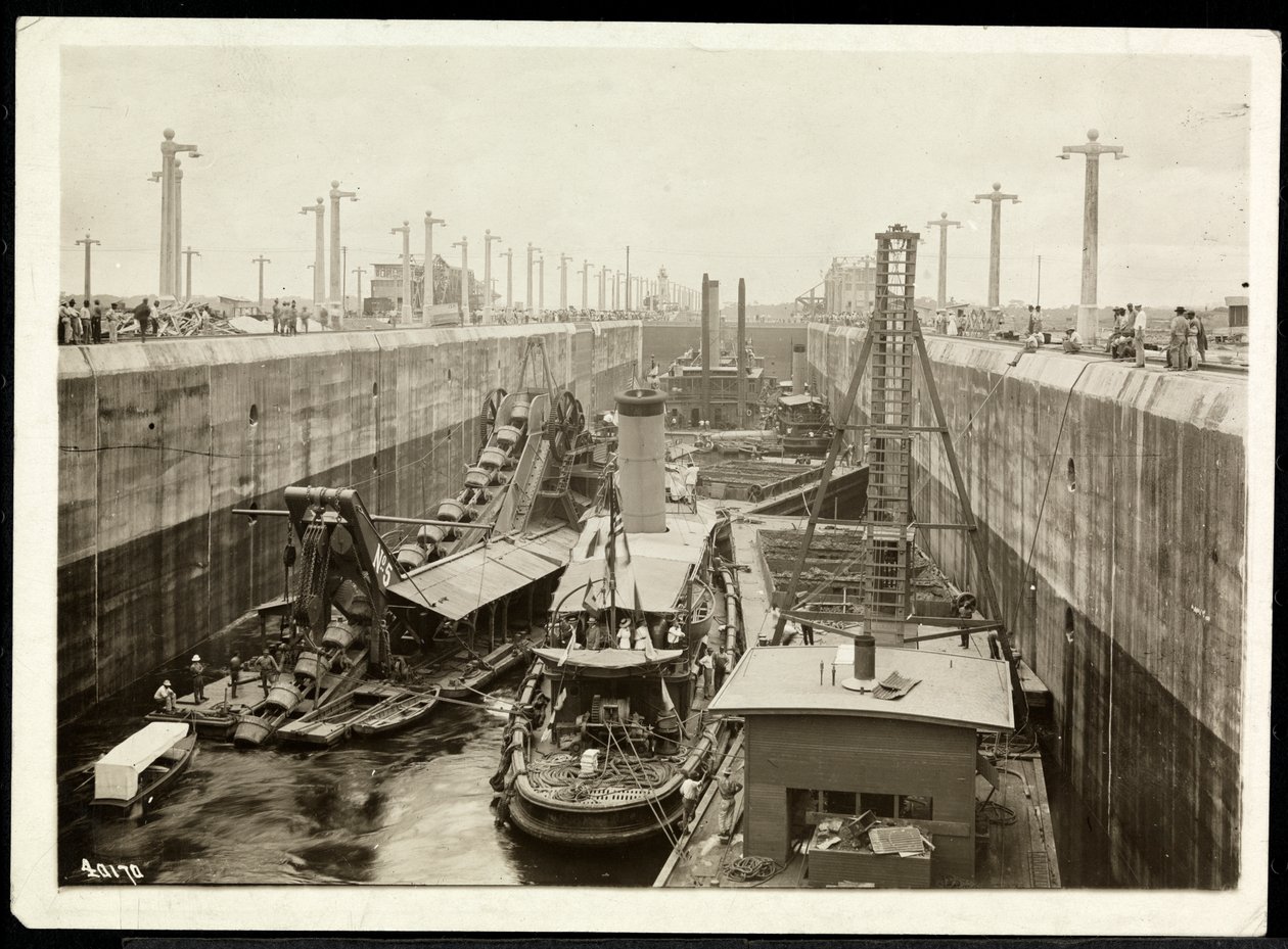 Vista de barcaças no Canal do Panamá em construção, 1912 ou 1913 (impressão em gelatina de prata) de Byron Company