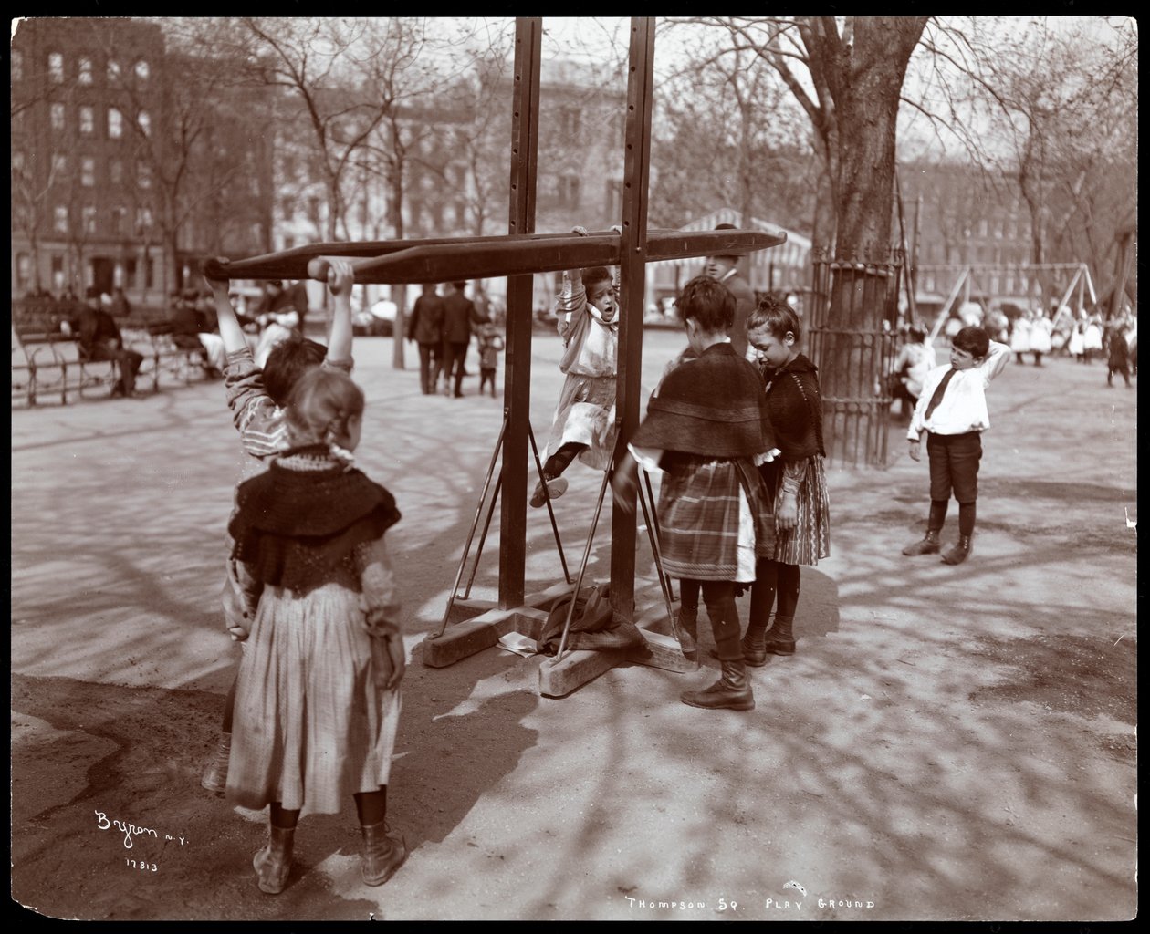 Vista, de, jogar crianças, ligado, equipamento pátio recreio, em, Tompkins, quadrado, parque, ligado, dia mandril, nova iorque, 1904, (silver, gelatin, print) de Byron Company