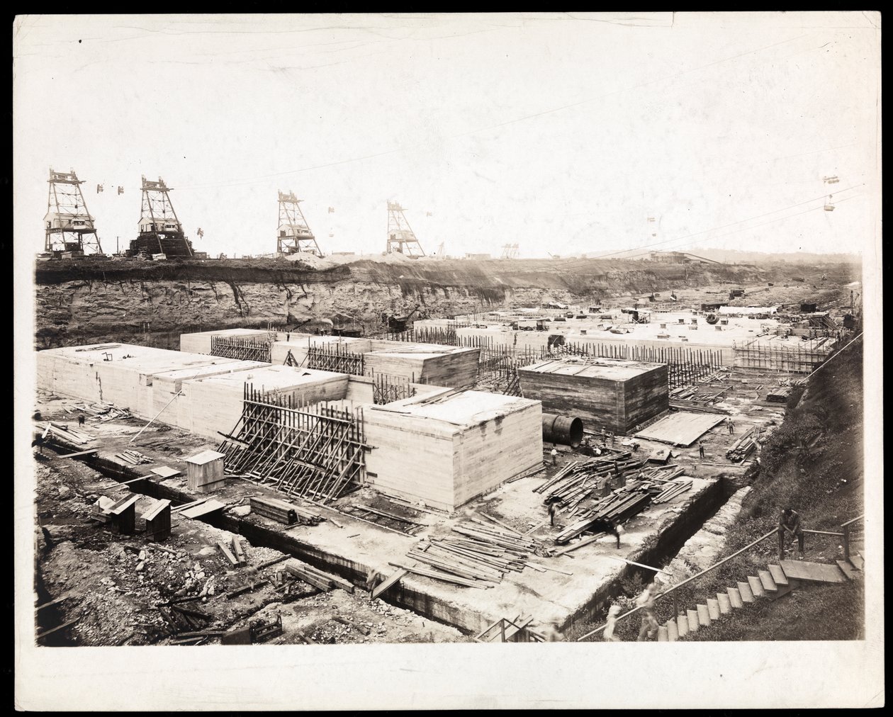 Vista da construção do Canal do Panamá com formas concretas e escavação visível, 1912 ou 1913 (impressão em gelatina de prata) de Byron Company