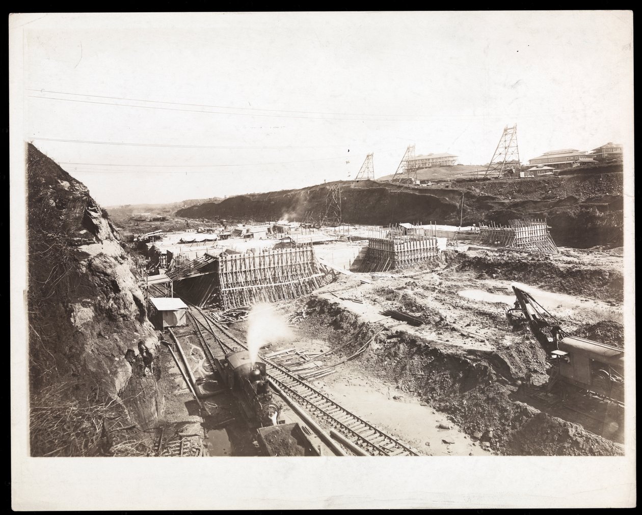 Vista da construção do Canal do Panamá com formas concretas, trens, máquinas de escavação e escavações visíveis, 1912 ou 1913 (impressão de gelatina de prata) de Byron Company