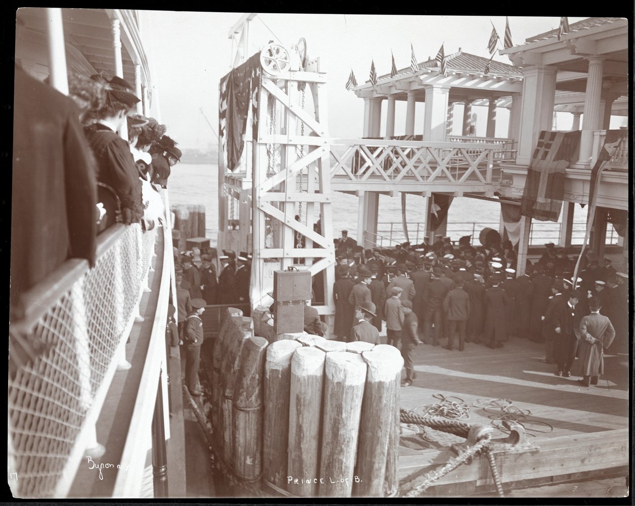 Vista das multidões na CW Morse e na doca da 42nd Street, no rio Hudson, após a visita do príncipe Louis de Battenberg, 1905 (impressão em gelatina de prata) de Byron Company