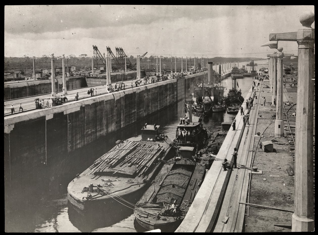 Vista de dragas e barcos em uma fechadura no Canal do Panamá durante a construção, 1912 ou 1913 (impressão de gelatina de prata) de Byron Company