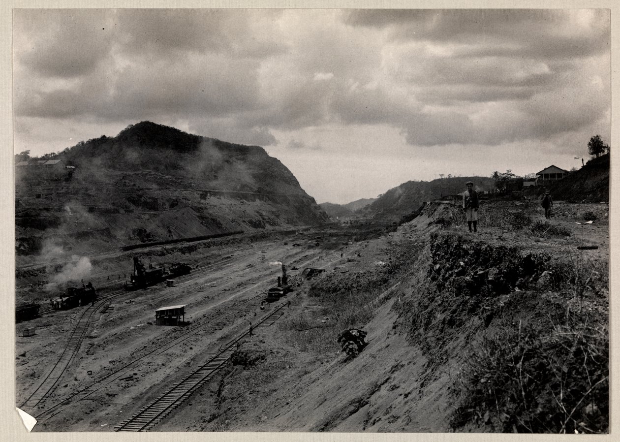 Vista de equipamentos e ferrovias no Canal do Panamá durante a sua construção, 1912 ou 1913 (impressão de gelatina de prata) de Byron Company