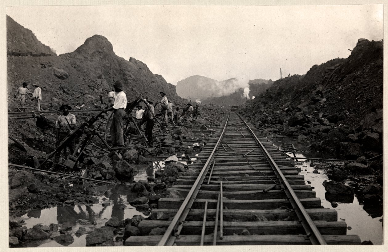Vista, de, trabalhadores, cavando, a, panamá, canal, com, trilhas ferrovia, através, a, trincheira, 1912, ou, 1913, (silver, gelatin, print) de Byron Company