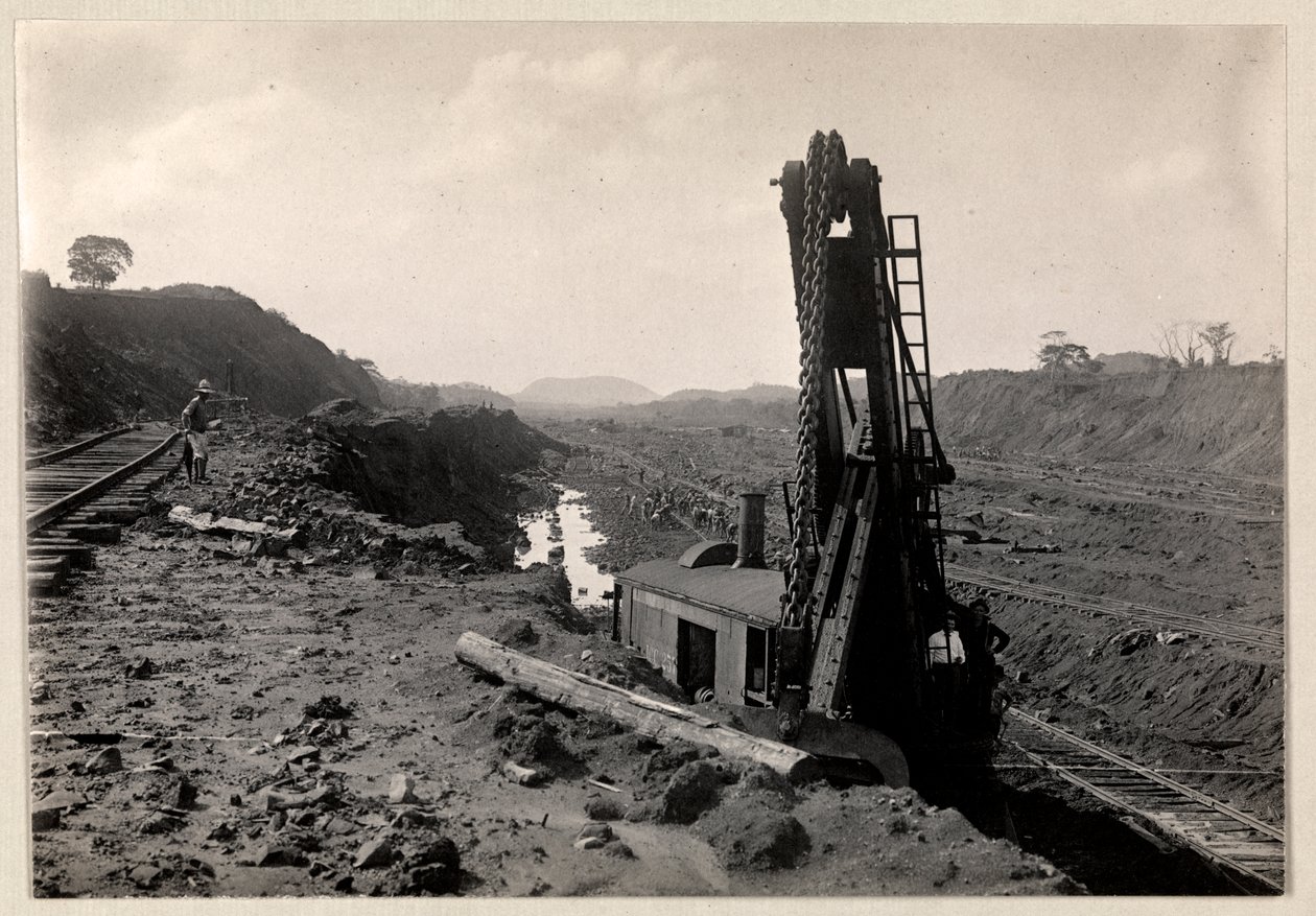 Vista, de, trabalhadores, cavando, a, canal panamá, com, trilhas ferroviárias, através, um, trench, e, algum, tipo, de, cavando, máquina, em, a, primeiro plano, 1912, ou, 1913, (silver, gelatina, print) de Byron Company