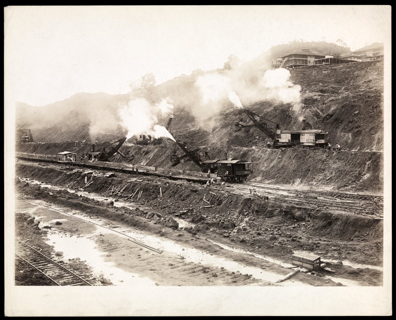 Vista de grandes máquinas de escavação trabalhando na construção do Canal do Panamá, 1912 ou 1913 (impressão de gelatina de prata) de Byron Company