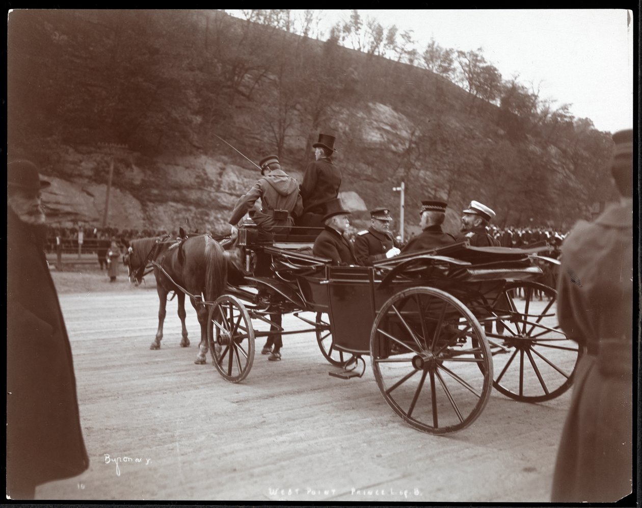Vista de militares, incluindo o contra-almirante Robley Dunglison Evans e o príncipe em uma carruagem em West Point, 1905 (impressão em gelatina de prata) de Byron Company