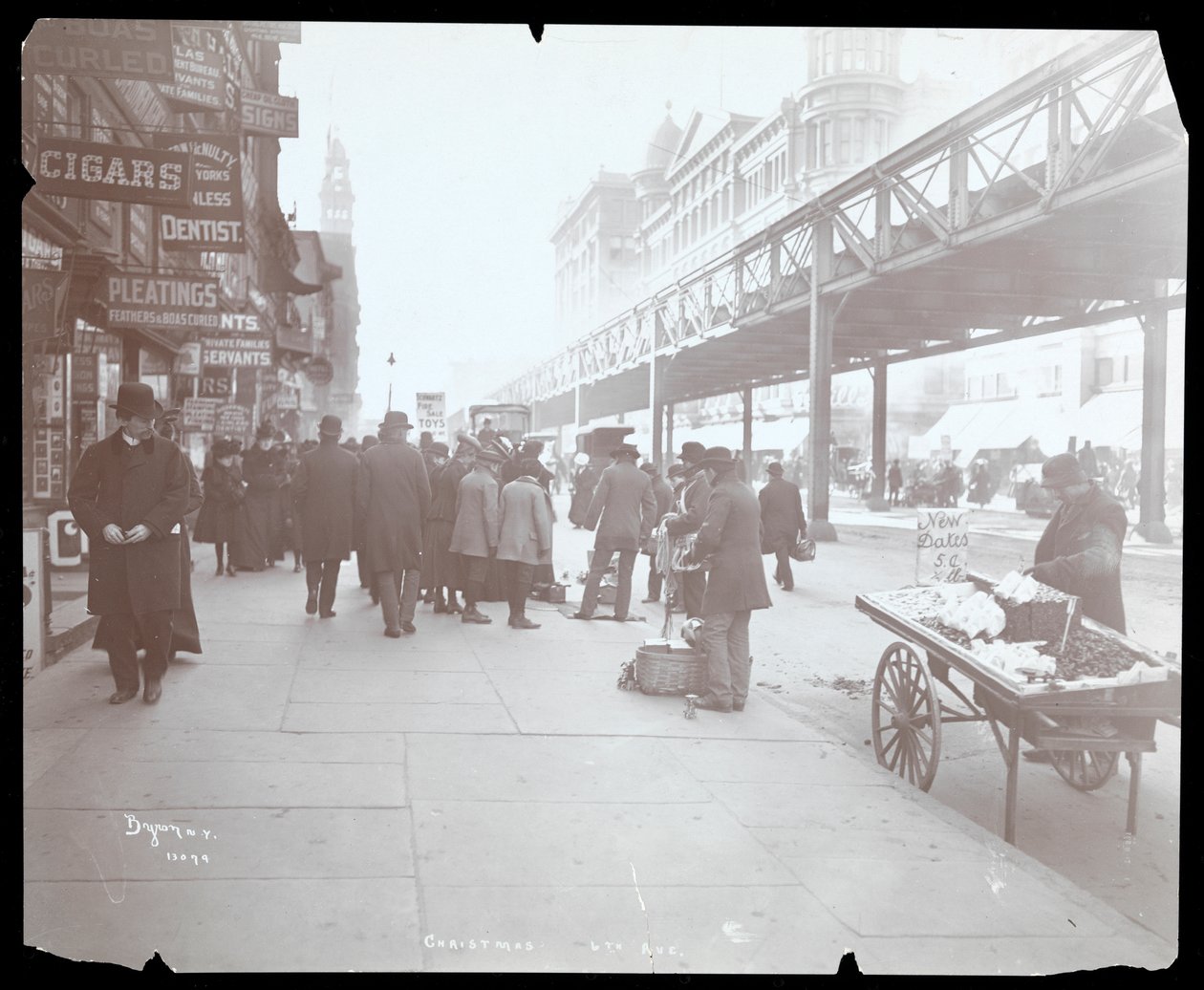 Vista de vendedores ambulantes vendendo brinquedos e datas na 6ª Avenida na época do Natal, Nova York, 1903 (impressão de gelatina de prata) de Byron Company