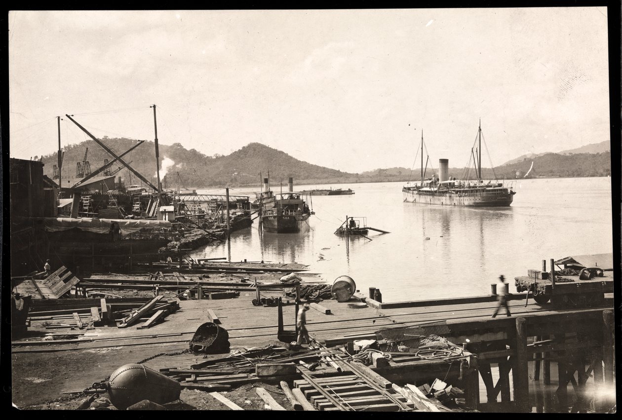 Vista do cais e navio no porto de Balboa, Panamá, a entrada do Pacífico para o canal, 1912 ou 1913 (impressão de gelatina de prata) de Byron Company