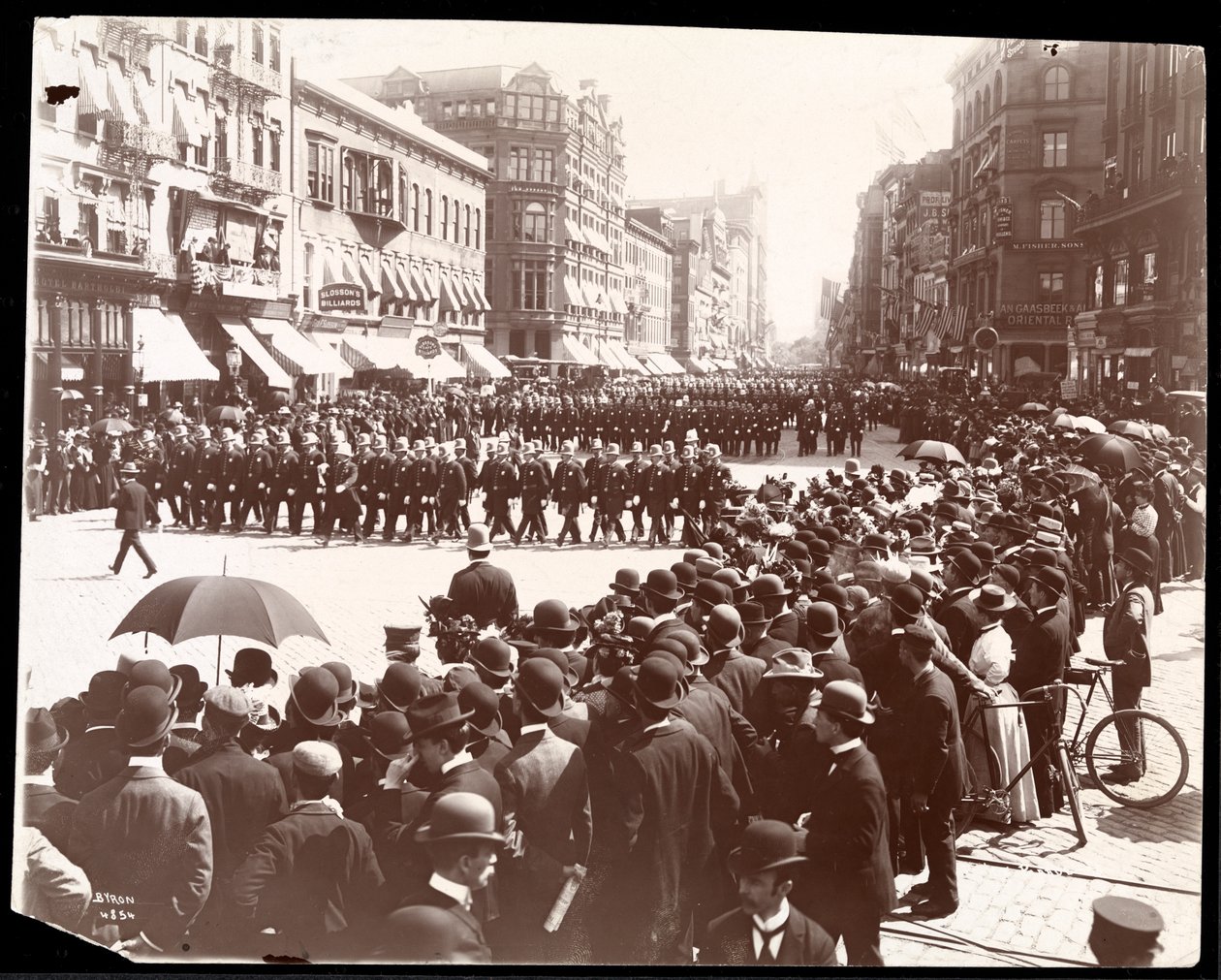 Vista da polícia marchando em uma parada da polícia de Nova York, Nova York, 1898 (impressão de gelatina de prata) de Byron Company