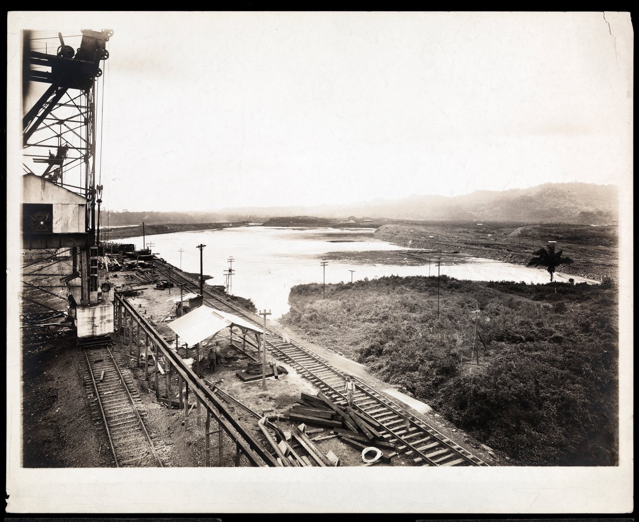 Vista de trilhos e máquinas para a construção do Canal do Panamá, 1912 ou 1913 (impressão de gelatina de prata) de Byron Company
