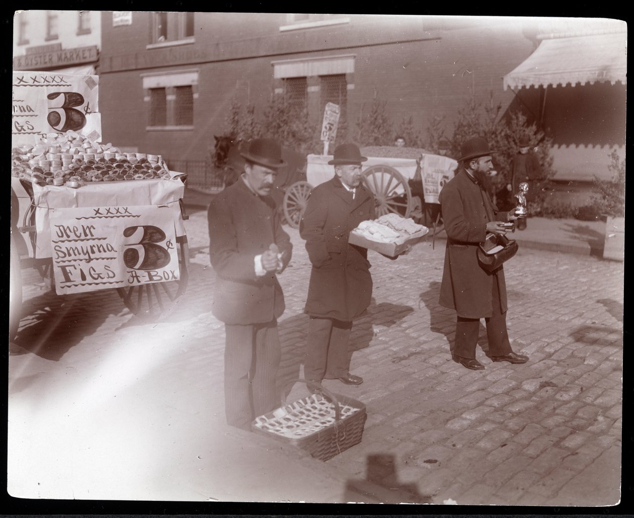 Vista de vendedores ambulantes vendendo figos e outros bens perto da 6th Avenue, Nova York, c.1903 (impressão de gelatina de prata) de Byron Company