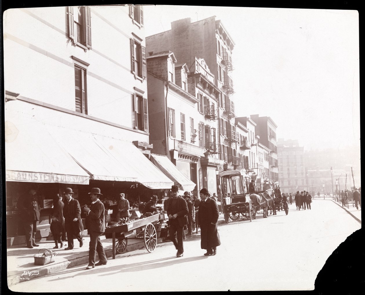 Vista de vendedores de rua vendendo frutas, Nova York, 1898 (impressão de gelatina de prata) de Byron Company
