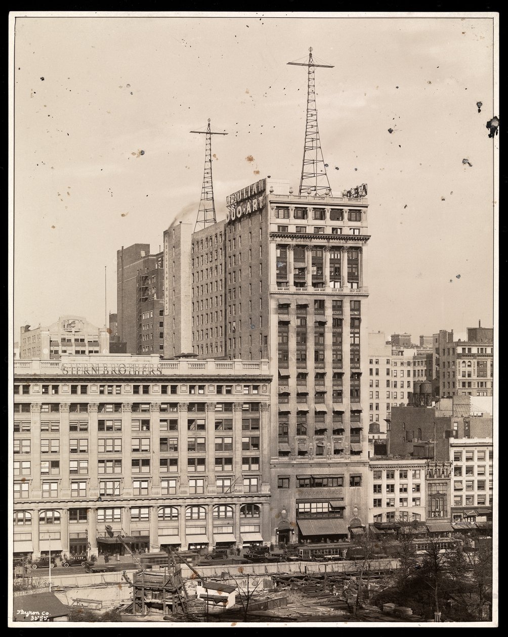 Vista do Edifício Eólio sobre Bryant Park, 29 West 42nd Street, Nova Iorque, 1924 (impressão em gelatina prateada) de Byron Company