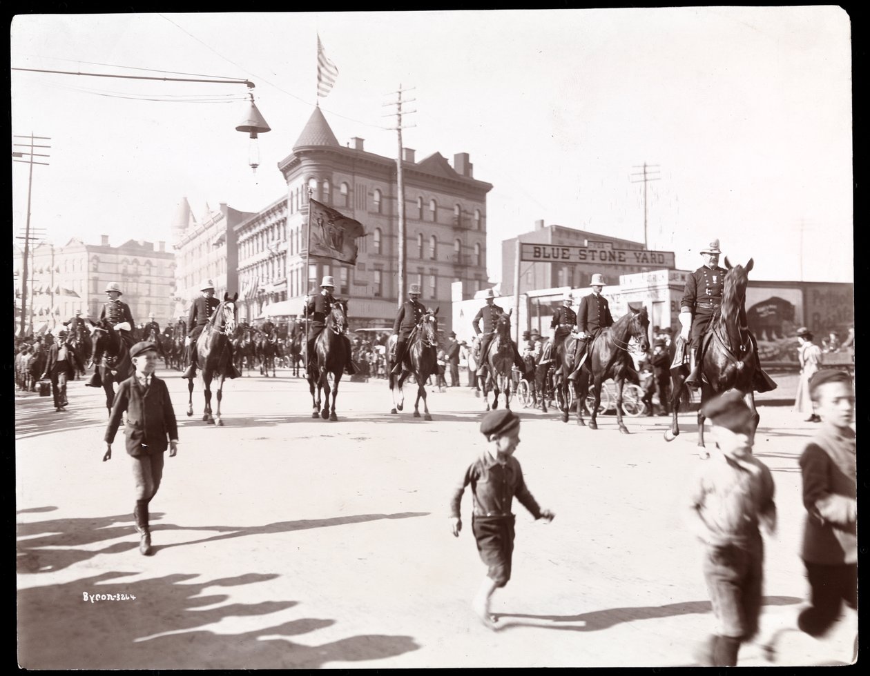 Vista da parada da polícia do Brooklyn, 1897 (impressão em gelatina de prata) de Byron Company